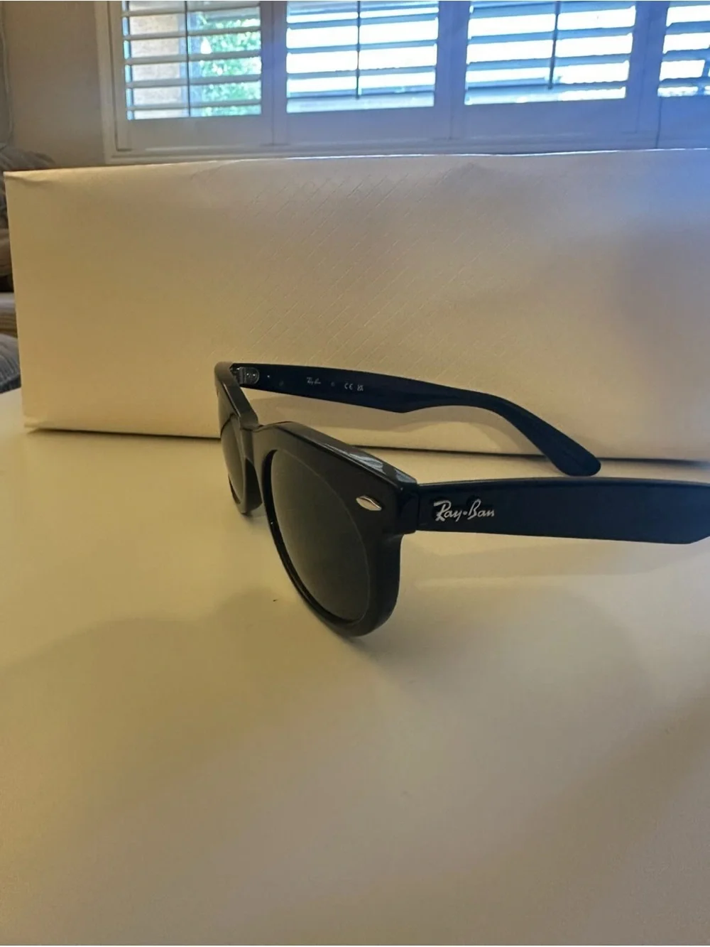 Ray-Ban Oval Wayfarer Black Frames with Green Lenses Sunglasses with a case